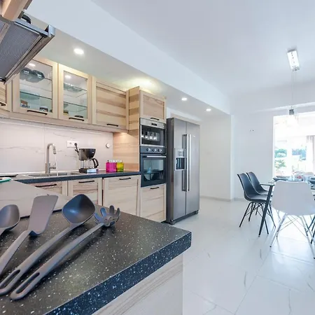 Island Rodos Pool 公寓 *